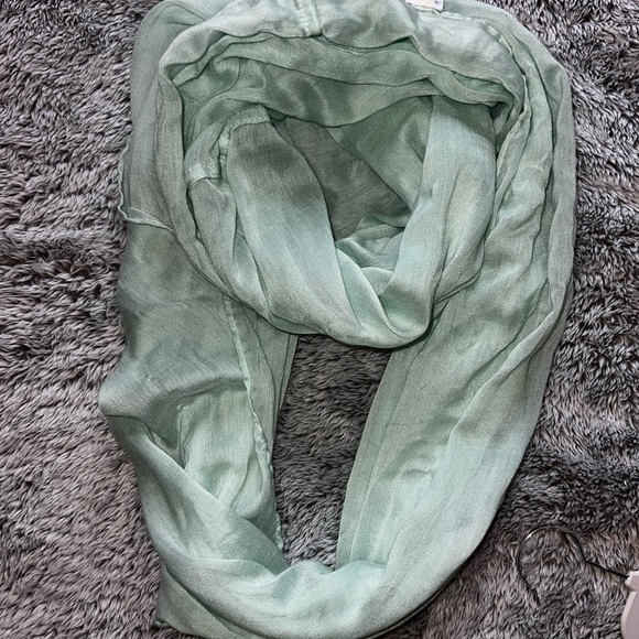 Elegant Mint Green Infiniti Scarf - Picture 1 of 2